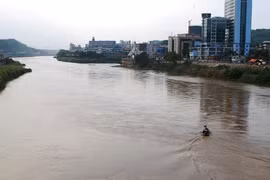 Biên phòng Trung Quốc giúp tìm kiếm nạn nhân vụ tai nạn ở Bát Xát