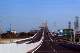 Cầu Bạch Đằng. (Ảnh: Huy Hùng/TTXVN)