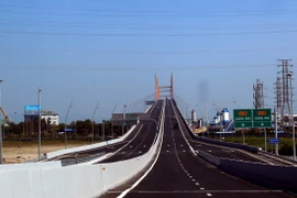 Cầu Bạch Đằng. (Ảnh: Huy Hùng/TTXVN)