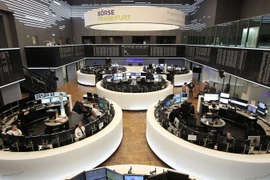 Giao dịch viên tại Sàn giao dịch chứng khoán Frankfurt, Đức. (Ảnh: AFP/TTXVN)