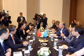 Chủ tịch Quốc hội Nguyễn Thị Kim Ngân hội kiến với Chủ tịch Hạ viện Cộng hòa Kazakhstan Nurlan Z.Nigmatulin. (Ảnh: Hoàng Hoa/TTXVN)