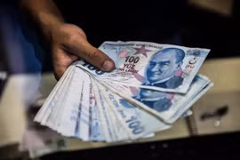 Đồng tiền lira của Thổ Nhĩ Kỳ. (Ảnh: AFP/TTXVN)
