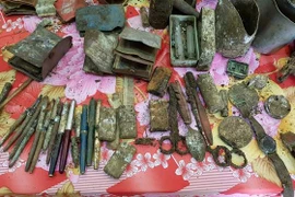 Sau khi khai quật, ngành chức năng tìm thấy rất nhiều di vật. (Ảnh: Công Phong/TTXVN)