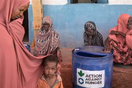 Người dân chờ lương thực cứu trợ tại Gode, đông nam Ethiopia. (Ảnh: AFP/TTXVN)