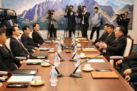  Phái đoàn Hàn Quốc (trái) và Triều Tiên (phải) tại cuộc hội đàm ở làng đình chiến Panmunjom ngày 1/6. (Nguồn: Yonhap/TTXVN)