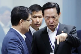 Bộ trưởng Quốc phòng Hàn Quốc Song Young-moo (phải) và Giám đốc Văn phòng An ninh quốc gia Chung Eui-yong trong cuộc gặp tại Seoul ngày 15/9. (Nguồn: YONHAP/TTXVN)