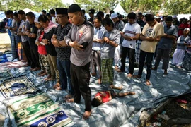 Người dân Indonesia cầu nguyện cho các nạn nhân vụ động đất và sóng thần tại Palu, Trung Sulawesi ngày 5/10/2018. (Ảnh: AFP/TTXVN)