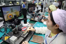  Công nhân làm việc trên dây chuyền sản xuất linh kiện xe ô tô tại nhà máy ở Hoài Bắc, thủ phủ tỉnh An Huy, Trung Quốc tháng 9/2017. (Nguồn: AFP/TTXVN)