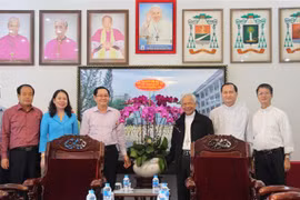 Đoàn công tác Bộ Nội vụ chụp ảnh lưu niệm với các giám mục tại Toà giám mục Long Xuyên, tỉnh An Giang. (Ảnh: Thanh Sang/TTXVN)
