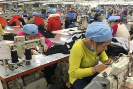 Sản xuất các đơn hàng xuất khẩu tại Công ty cổ phần Dệt may Huế. (Ảnh: Quốc Việt/TTXVN)