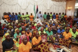 Các nữ sinh Nigeria tại Abuja sau khi được giải cứu khỏi Boko Haram ngày 7/5/2017. (Nguồn: AFP/TTXVN)