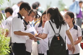 Các thí sinh trao đổi sau khi hoàn tất phần thi môn Toán tại Hội đồng thi trường THCS Collette, quận 3. TP. Hồ Chí Minh. (Ảnh: Quang Nhựt - TTXVN)