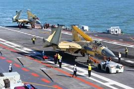 Máy bay J-15 hạ cánh trên tàu sân bay Liêu Ninh. (Nguồn: THX/TTXVN)