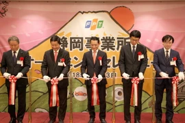 Chủ tịch tập đoàn FPT Trương Gia Bình cắt băng khai trương văn phòng FPT tại thành phố Hamamatsu, tỉnh Shizuoka, Nhật Bản. (Ảnh: Hồng Hà/Vietnam+)