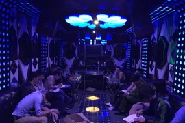  Lực lượng chức năng lập biên bản các đối tượng dương tính với ma túy trong một quán karaok. Ảnh minh họa. (Nguồn: Hoàng Ngọc/TTXVN)