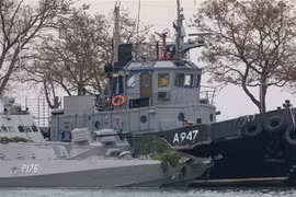 Tàu quân sự Ukraine bị lực lượng biên phòng trực thuộc FSB bắt giữ tại cảng Kerch ngày 26/11/2018. (Ảnh: AFP/TTXVN)
