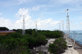 Hệ thống điện gió ở đảo Trường Sa lớn. (Ảnh: Hồ Cầu/TTXVN)