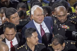 Trong ảnh: (tư liệu) Cựu Thủ tướng Malaysia Najib Razak (giữa) bị triệu tập tới Tòa thượng thẩm Kuala Lumpur ngày 4/7. (Ảnh: EPA/TTXVN)