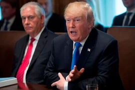 Tổng thống Mỹ Donald Trump (phải) và Ngoại trưởng Rex Tillerson (trái) tại cuộc họp ở Washington, DC ngày 20/12/2017. (Nguồn: AFP/TTXVN)