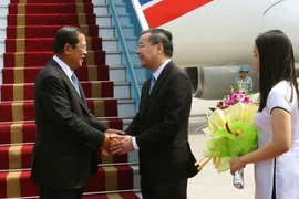 Bộ trưởng Bộ Khoa học và Công nghệ Chu Ngọc Anh đón Thủ tướng Campuchia Samdech Techo Hun Sen tại sân bay quốc tế Nội Bài. (Ảnh: Doãn Tấn/TTXVN)