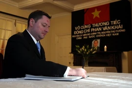 Ông Alexander Cook, Đại diện Vụ châu Á - Thái Bình Dương Bộ Ngoai giao Anh, đến viếng và ghi sổ tang. (Ảnh: Như Mai/TTXVN)