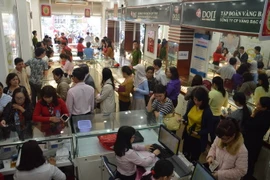 Người dân mua vàng tại Trung tâm vàng bạc đá quý DOJI –Chi nhành Đà Nẵng.( Ảnh: Đinh Văn Nhiều/TTXVN)