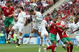 Pha đánh đầu của cầu thủ Bồ Đào Nha Cristiano Ronaldo (giữa) trong trận đấu gặp tuyển Maroc ở lượt trận thứ 2 bảng B VCK World Cup 2018 trên sân Luzhniki ở Moskva, Nga ngày 20/6. (Nguồn: THX/TTXVN)