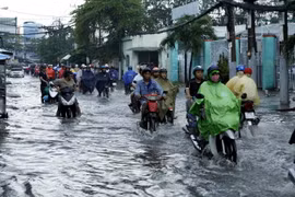 Ngập úng tại đường Khuông Việt (quận 11). (Ảnh: Hoàng Hải/TTXVN)