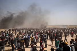Người biểu tình Palestine trong cuộc xung đột với lực lượng an ninh Israel ở khu vực biên giới Gaza-Israel ngày 6/4. (Nguồn: AFP/TTXVN)