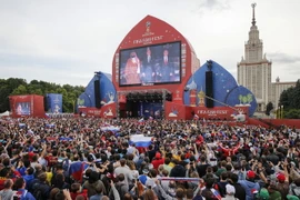Cổ động viên theo dõi lễ khai mạc World Cup 2018 tại Fanzone ở khu vực Đồi Chim sẻ trước Đại học Moskva ngày 14/6. (Ảnh: AFP/TTXVN)
