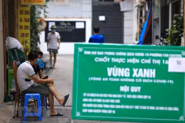 Một số khu vực của phường Văn Chương đã trở thành "Vùng xanh", người dân có thể ra ngoài hít thở không khí sau nhiều ngày cách ly nhưng vẫn phải tuân thủ nghiêm khuyến cáo 5K (Ảnh: Thành Đạt/TTXVN)