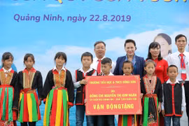 Bà Nguyễn Thị Kim Ngân - Uỷ viên Bộ chính trị, Chủ tịch Quốc hội nước Cộng hoà Xã hội Chủ nghĩa Việt Nam trao tặng bảng tượng trưng tặng trường Tiểu học và Trung học Cơ sở Đồng Sơn, huyện Hoành Bồ, tỉnh Quảng Ninh cho đại diện lãnh đạo trường và các em họ