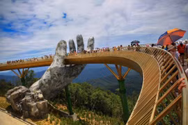 Cầu Vàng trên đỉnh Bà Nà Hills. (Ảnh: TTXVN)
