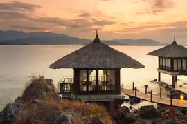 Vẻ đẹp hoài niệm của những vòm gỗ nâu trầm bóng, ẩn chứa chiều sâu văn hóa của kiến trúc Đông Dương