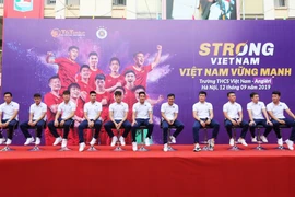 11 cầu thủ đã có thời gian giao lưu truyền cảm hứng vui vẻ và ý nghĩa với các bạn học sinh.