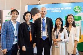 Đại diện Vinamilk chia sẻ với Ông Richard Hall - Chủ tịch Hội nghị (đứng giữa) bên lề Hội Nghị
