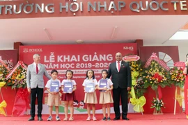 Đại diện Ban lãnh đạo NHG trao học bổng cho học sinh trong Lễ khai giảng năm học 2019-2020.
