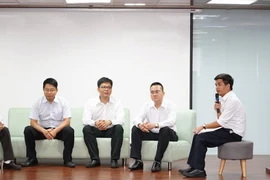 Các chuyên gia tham gia phien thao luan ban tron xung quanh chu de Ung dung va Dao tao AI.