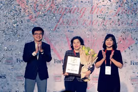 Bà Mai Kiều Liên nhận giải thưởng "Thành tựu trọn đời" do Tạp chí Forbes Việt Nam trao tặng