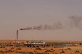 Giá dầu thô thế giới tiếp tục giảm 10% trong cuộc săn tìm đáy mới