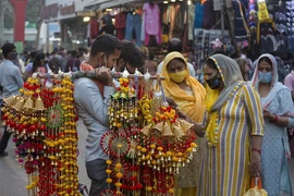 Người dân trên đường phố tại New Delhi, Ấn Độ. (Ảnh: THX/TTXVN)