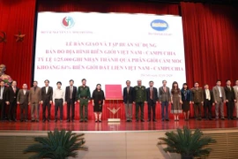 Trao Bản đồ địa hình biên giới Việt Nam-Campuchia tỷ lệ 1/25.000 cho đại diện lãnh đạo các bộ, ngành. (Ảnh: Văn Điệp/TTXVN)