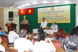 Phó Chủ tịch Thường trực Liên đoàn Lao động thành phố Hồ Chí Minh Trần Đoàn Trung phát biểu tại hội nghị. (Ảnh: Thanh Vũ/TTXVN)