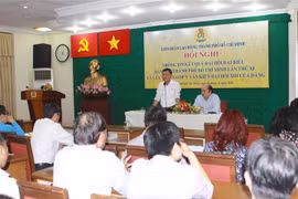 Phó Chủ tịch Thường trực Liên đoàn Lao động thành phố Hồ Chí Minh Trần Đoàn Trung phát biểu tại hội nghị. (Ảnh: Thanh Vũ/TTXVN)