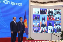 Thủ tướng Nguyễn Xuân Phúc, Chủ tịch ASEAN 2020 và Bộ trưởng Bộ Công Thương Trần Tuấn Anh và các nước tham dự lễ ký. (Ảnh: Thống Nhất/TTXVN)