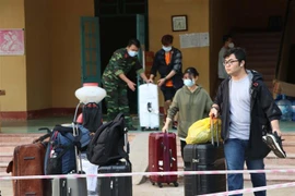 Công dân hoàn thành thời gian cách ly tập trung chuẩn bị đồ cá nhân để trở về địa phương. (Ảnh: Thanh Hải/TTXVN)