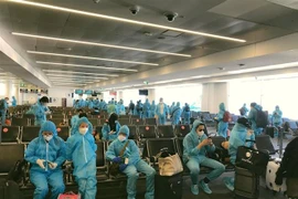 Công dân Việt Nam chờ lên máy bay về nước. (Ảnh minh họa: TTXVN phát)