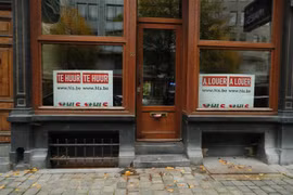 Một quán bar đóng cửa khi lệnh phong tỏa do dịch COVID-19 được ban hành ở Brussels, Bỉ ngày 30/10/2020. (Ảnh: THX/TTXVN)