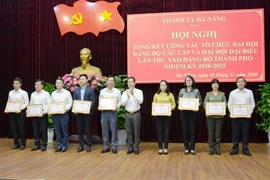 Bí thư Thành ủy Đà Nẵng Nguyễn Văn Quảng trao Bằng khen cho các cá nhân, tập thể có thành tích xuất sắc trong công tác chuẩn bị tổ chức Đại hội lần thứ XXII Đảng bộ thành phố Đà Nẵng. (Ảnh: Quốc Dũng/TTXVN)