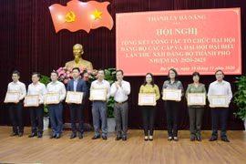Bí thư Thành ủy Đà Nẵng Nguyễn Văn Quảng trao Bằng khen cho các cá nhân, tập thể có thành tích xuất sắc trong công tác chuẩn bị tổ chức Đại hội lần thứ XXII Đảng bộ thành phố Đà Nẵng. (Ảnh: Quốc Dũng/TTXVN)